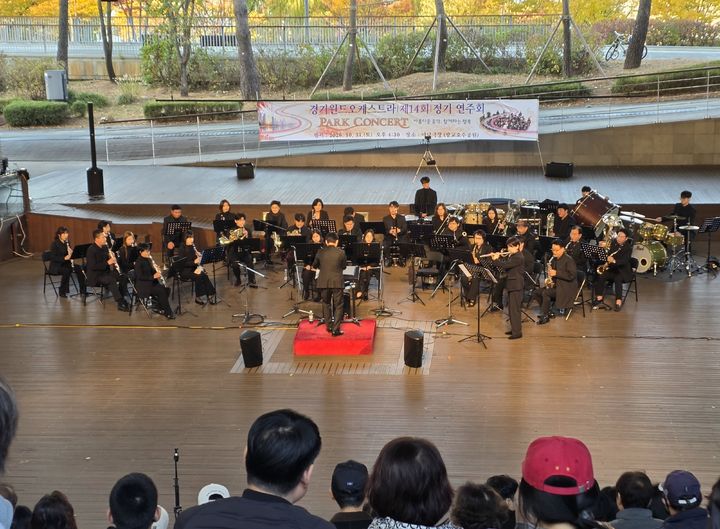 [수원=뉴시스] 이준구 기자=31일 광교호수공원에서 열린 경기윈드오케스트라의 제14회 정기연주회.2026.10.31.caleb@newsis.com *재판매 및 DB 금지