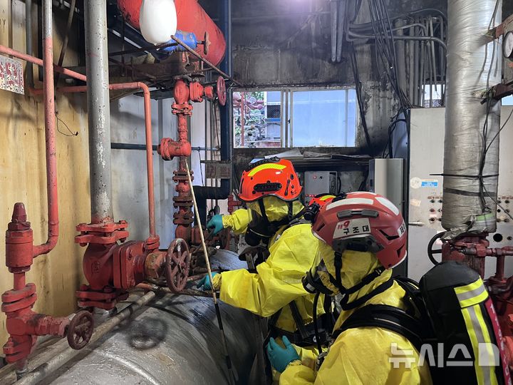 [제주=뉴시스] 31일 오후 서귀포시 서귀포항 인근 수산물업체 내 냉동창고에서 암모니아 가스 누출 사고가 발생해 소방당국과 영산강환경유역청 등 관계기관이 수습에 나서고 있다. (사진=제주소방안전본부 제공) 2026.10.31. photo@newsis.com