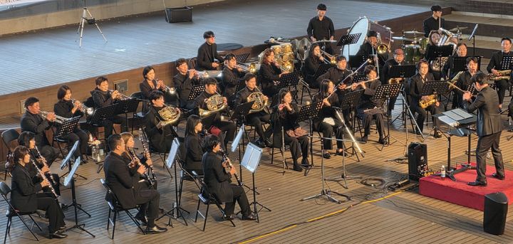 [수원=뉴시스] 이준구 기자=경기윈드오케스트라의 연주 모습. *재판매 및 DB 금지