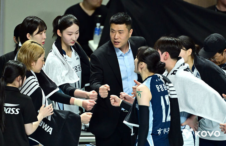 [서울=뉴시스] 여자 프로배구 한국도로공사 김영래 감독이 31일 서울 장충체육관에서 열린 HK흥국금융 2026~2027 V-리그 여자부 GS칼텍스와의 개막전에서 선수단에게 지시를 내리고 있다. (사진=KOVO 제공) 2026.10.31.