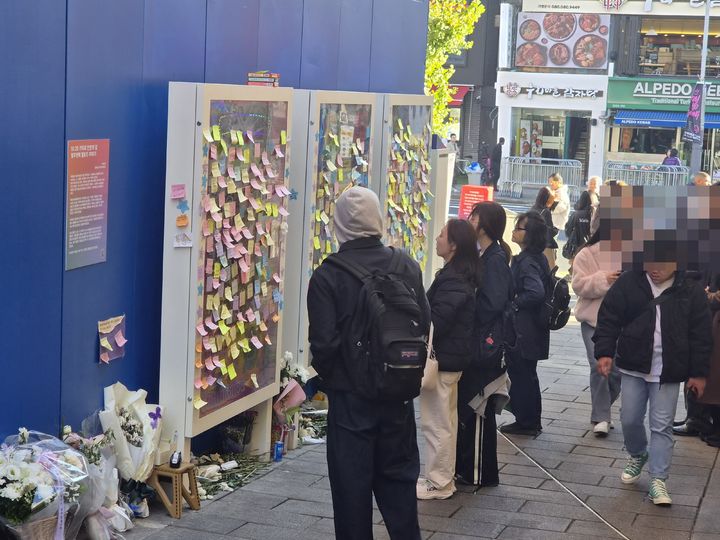 [서울=뉴시스] 조수원 기자 = 핼러윈 당일인 31일 서울 용산구 이태원역 일대는 코스프레를 준비한 시민들이 하나둘 모여들며 축제 분위기가 달아오르는 가운데 참사가 발생했던 골목 '기억과 안전의 길'에는 추모객들의 발길이 이어지고 있다.2026.10.31. tide1@newsis.com *재판매 및 DB 금지 *재판매 및 DB 금지