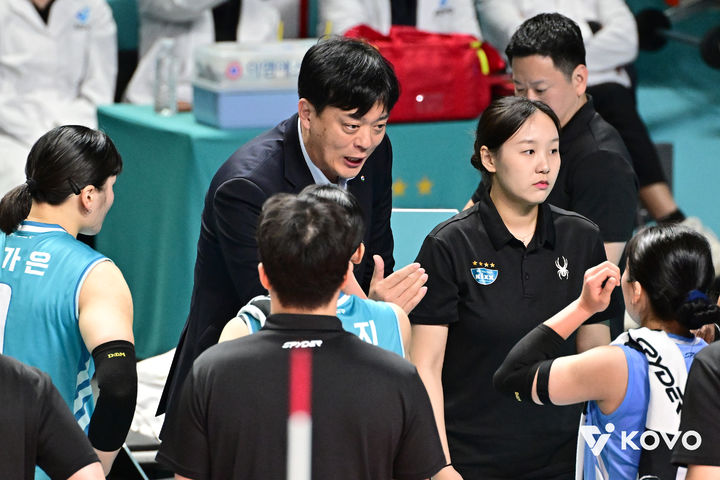 [서울=뉴시스] 여자 프로배구 GS칼텍스 이영택 감독이 31일 서울 장충체육관에서 열린 HK흥국금융 2026~2027 V-리그 여자부 개막전한국도로공사와의 경기에서 선수들에게 지시를 내리고 있다. (사진=KOVO 제공) 2026.10.31. *재판매 및 DB 금지