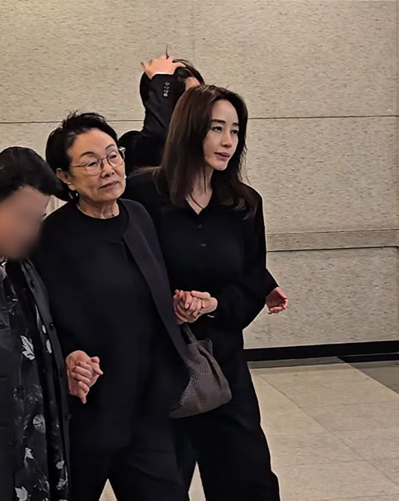 [서울=뉴시스] 배우 김혜수가 고(故) 최불암의 빈소에서 조문객들의 신발을 정리하고, 고인의 아내 김민자를 살뜰히 챙기는 모습으로 먹먹함을 안겼다. (사진=유튜브 채널 '미디어몽구' 화면 캡처) 2026.10.31. photo@newsis.com *재판매 및 DB 금지