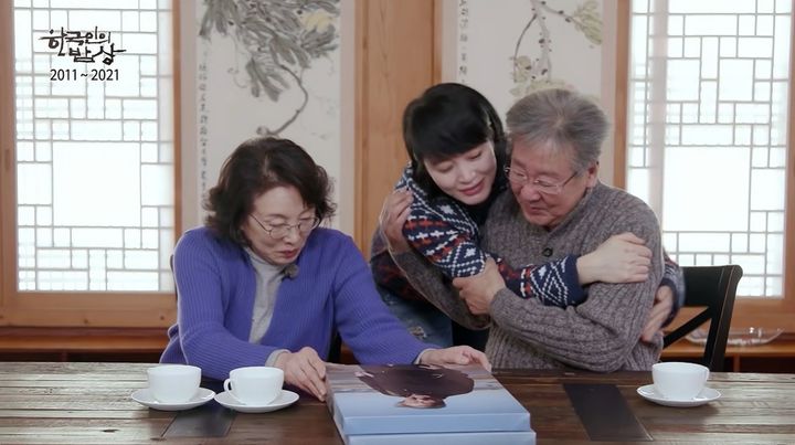 [서울=뉴시스]2021년 1월4일 방송된 KBS 1TV 교양 프로그램 '한국인의 밥상' 10주년 특집 두 번째 이야기에서는 배우 최불암의 아내 김민자와 후배 김혜수가 게스트로 출연해 특별한 한 끼를 함께 하는 모습이 그려졌다. (사진=KBS 제공) *재판매 및 DB 금지