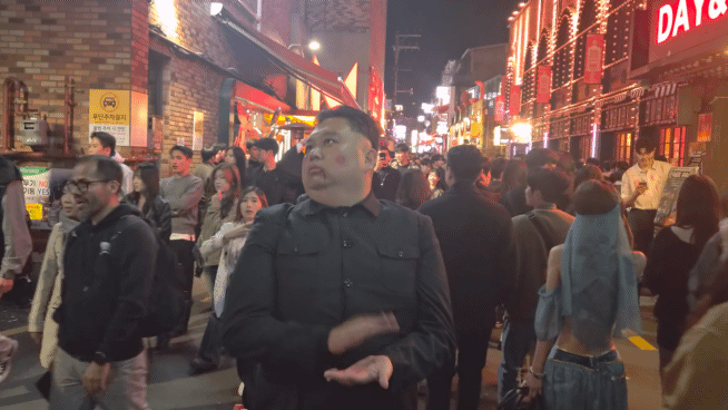 [서울=뉴시스] 조수원 기자 = 31일 오후 8시께 서울 용산구 이태원역 세계음식문화거리. 김정은 북한 국무위원장으로 분장한 남성이 거리에 등장했다.2026.10.31.tide1@newsis.com *재판매 및 DB 금지