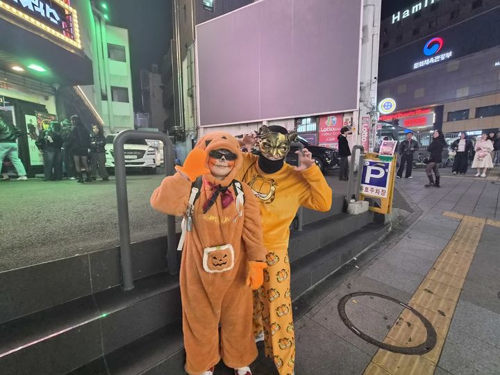 [서울=뉴시스] 조수원 기자 = 31일 오후 서울 용산구 이태원역 인근에서 호박 분장을 한 정해성씨와 고양이 분장을 한 최주영씨 모습.2026.10.31.tide1@newsis.com *재판매 및 DB 금지