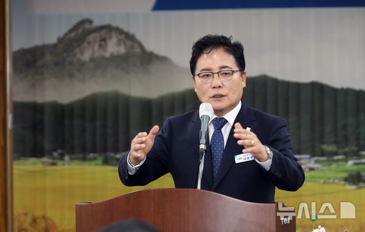 [장흥=뉴시스] 사순문 장흥군수가 민선9기 출범 이후 처음으로 '찾아가는 군민과의 대화'를 열고 주민들과 지역 현안을 논의하고 있다. 장흥군은 10개 읍·면을 순회하며 주민 숙원사업과 지역경제 활성화, 중장기 발전 전략 등에 대한 의견을 수렴하고 있다. (사진=장흥군 제공) photo@newsis.com