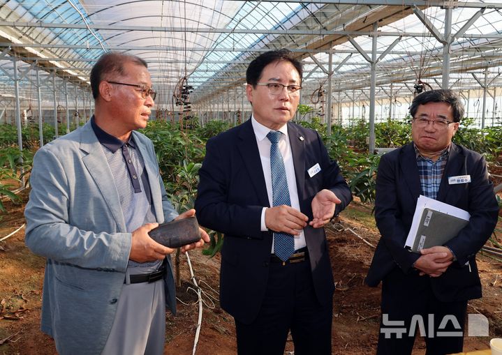[장흥=뉴시스] 사순문 장흥군수가 민선9기 출범 이후 처음으로 '찾아가는 군민과의 대화'를 열고 주민들과 지역 현안을 논의하고 있다. 장흥군은 10개 읍·면을 순회하며 주민 숙원사업과 지역경제 활성화, 중장기 발전 전략 등에 대한 의견을 수렴하고 있다. (사진=장흥군 제공) photo@newsis.com