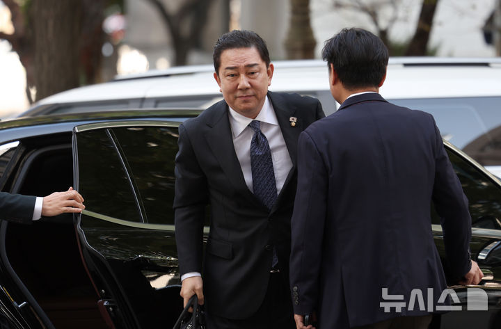 [서울=뉴시스] 김선웅 기자 = 정치자금법 위반 등 각종 비위 의혹을 받는 김병기 무소속 의원이 31일 서울 마포구 서울경찰청 마포청사에서 진행되는 8차 피의자 조사에 출석하고 있다. 2026.10.31. mangusta@newsis.com
