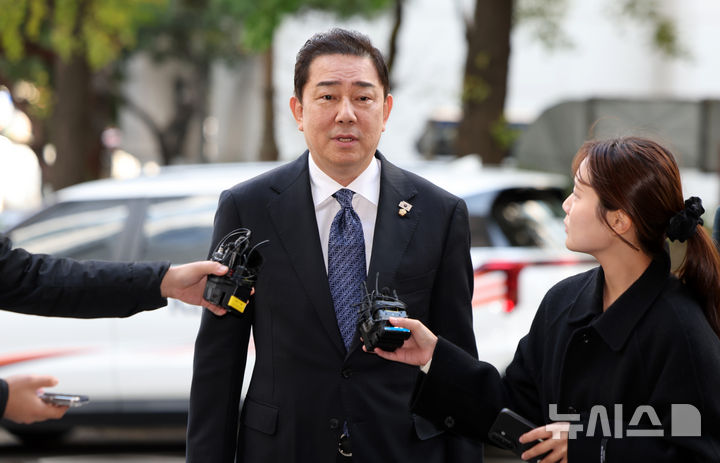 [서울=뉴시스] 김선웅 기자 = 정치자금법 위반 등 각종 비위 의혹을 받는 김병기 무소속 의원이 31일 서울 마포구 서울경찰청 마포청사에서 진행되는 8차 피의자 조사에 출석하고 있다. 2026.10.31. mangusta@newsis.com