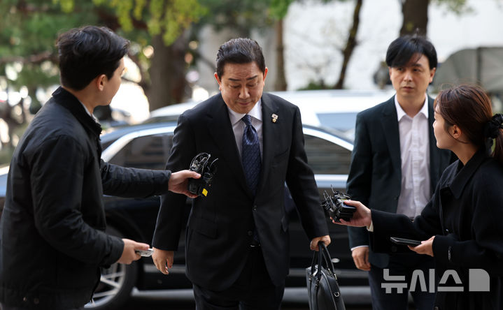 [서울=뉴시스] 김선웅 기자 = 정치자금법 위반 등 각종 비위 의혹을 받는 김병기 무소속 의원이 31일 서울 마포구 서울경찰청 마포청사에서 진행되는 8차 피의자 조사에 출석하고 있다. 2026.10.31. mangusta@newsis.com