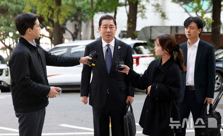 [서울=뉴시스] 김선웅 기자 = 정치자금법 위반 등 각종 비위 의혹을 받는 김병기 무소속 의원이 31일 서울 마포구 서울경찰청 마포청사에서 진행되는 8차 피의자 조사에 출석하고 있다. 2026.10.31. mangusta@newsis.com