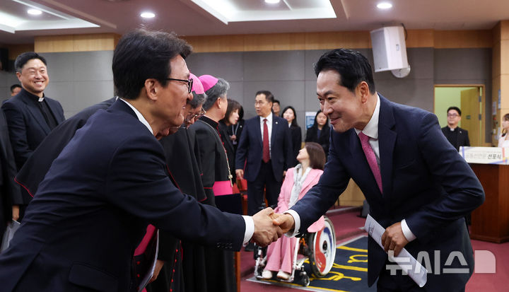 [서울=뉴시스] 김선웅 기자 = 김민석 더불어민주당 대표와 장동혁 국민의힘 대표가 31일 서울 여의도 국회 의원회관에서 열린 2027 서울 세계청년대회의 성공적 개최를 위한 공동선언문 선포식에서 인사를 나누고 있다. 2026.10.31. mangusta@newsis.com