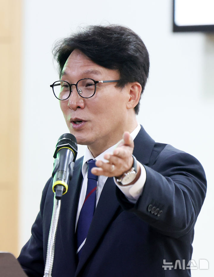 [서울=뉴시스] 김선웅 기자 = 김민석 더불어민주당 대표가 31일 서울 여의도 국회 의원회관에서 열린 2027 서울 세계청년대회의 성공적 개최를 위한 공동선언문 선포식에서 축사를 하고 있다. 2026.10.31. mangusta@newsis.com