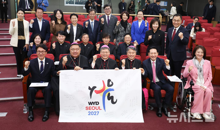 [서울=뉴시스] 김선웅 기자 = 31일 서울 여의도 국회 의원회관에서 열린 2027 서울 세계청년대회의 성공적 개최를 위한 공동선언문 선포식에서 조직위원장 정순택 베드로 대주교, 김민석·장동혁 여야 대표 및 의원들이 기념사진을 촬영하고 있다. 2026.10.31. mangusta@newsis.com