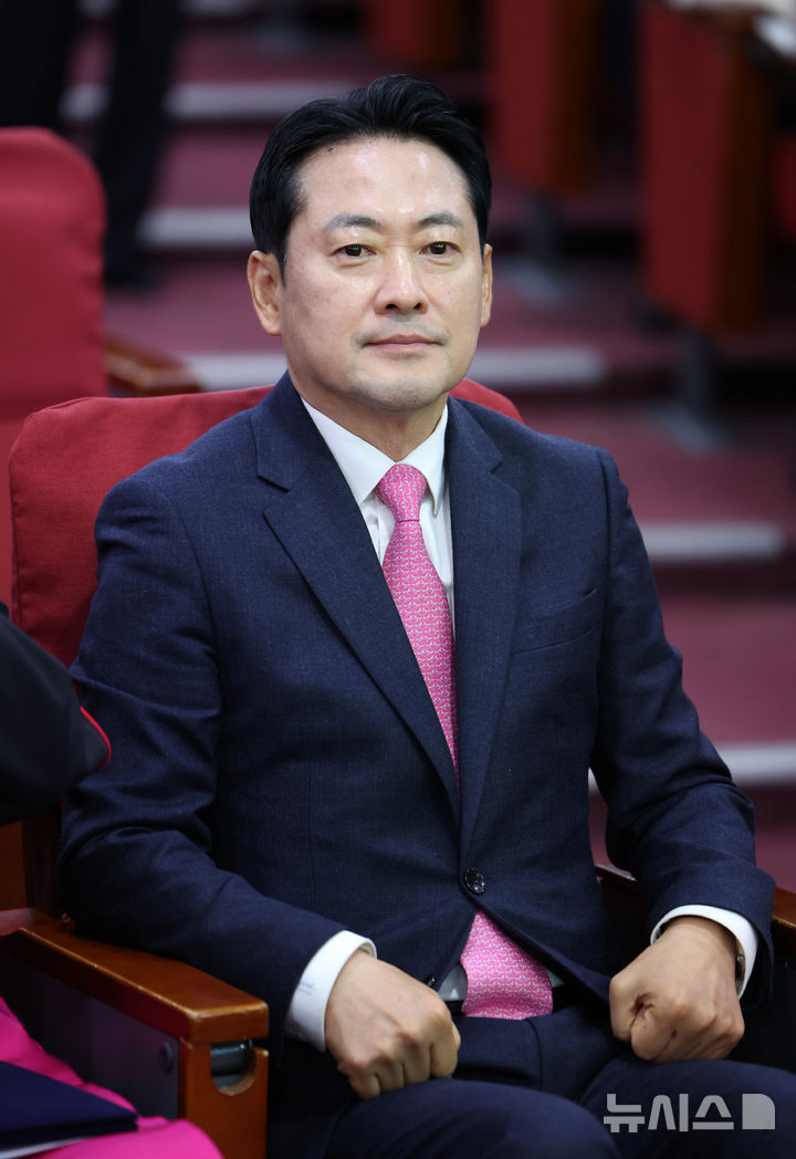 [서울=뉴시스] 김선웅 기자 = 장동혁 국민의힘 대표가 31일 서울 여의도 국회 의원회관에서 열린 2027 서울 세계청년대회의 성공적 개최를 위한 공동선언문 선포식에 참석해 자리하고 있다. 2026.10.31. mangusta@newsis.com