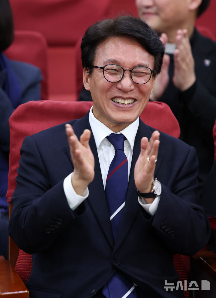 [서울=뉴시스] 김선웅 기자 = 김민석 더불어민주당 대표가 31일 서울 여의도 국회 의원회관에서 열린 2027 서울 세계청년대회의 성공적 개최를 위한 공동선언문 선포식에 참석해 자리하고 있다. 2026.10.31. mangusta@newsis.com