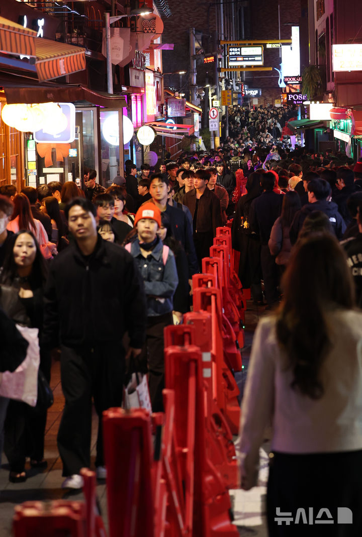 [서울=뉴시스] 박주성 기자 = 핼러윈 데이 당일인 31일 오후 서울 용산구 이태원에 인파가 몰리고 있다. 경찰은 전국 주요 인파 밀집 지역 28곳에 7천8백여 명을 투입할 예정이라고 밝혔다. 또 핼러윈 당일인 31일 저녁 6시부터 이태원 119센터 사거리부터 녹사평역 광장까지 차량은 전면 통제될 예정이다.핼러윈 분장을 빙자해 모의 총포나 흉기를 소지하거나, 법으로 금지된 경찰 제복을 착용하는 행위에 대해서도 검문검색을 강화할 방침이다. 2026.10.31. park7691@newsis.com
