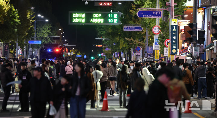 [서울=뉴시스] 박주성 기자 = 핼러윈 데이 당일인 31일 오후 서울 용산구 이태원에 인파가 몰리고 있다. 경찰은 전국 주요 인파 밀집 지역 28곳에 7천8백여 명을 투입할 예정이라고 밝혔다. 또 핼러윈 당일인 31일 저녁 6시부터 이태원 119센터 사거리부터 녹사평역 광장까지 차량은 전면 통제될 예정이다.핼러윈 분장을 빙자해 모의 총포나 흉기를 소지하거나, 법으로 금지된 경찰 제복을 착용하는 행위에 대해서도 검문검색을 강화할 방침이다. 2026.10.31. park7691@newsis.com