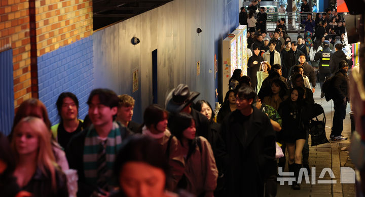 [서울=뉴시스] 박주성 기자 = 핼러윈 데이이 당일인 31일 오후 서울 용산구 이태원역 인근 10·29 기억과 안전의 길쪽으로 시민들이 이동하고 있다. 경찰은 전국 주요 인파 밀집 지역 28곳에 7천8백여 명을 투입할 예정이라고 밝혔다. 또 핼러윈 당일인 31일 저녁 6시부터 이태원 119센터 사거리부터 녹사평역 광장까지 차량은 전면 통제될 예정이다.핼러윈 분장을 빙자해 모의 총포나 흉기를 소지하거나, 법으로 금지된 경찰 제복을 착용하는 행위에 대해서도 검문검색을 강화할 방침이다. 2026.10.31. park7691@newsis.com