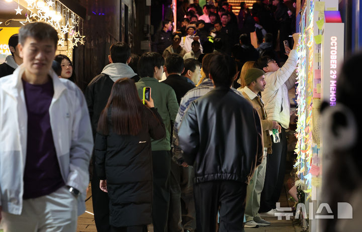 [서울=뉴시스] 박주성 기자 = 핼러윈 데이이 당일인 31일 오후 시민들이 서울 용산구 이태원역 인근 10·29 기억과 안전의 길에 메모를 붙이고 있다. 경찰은 전국 주요 인파 밀집 지역 28곳에 7천8백여 명을 투입할 예정이라고 밝혔다. 또 핼러윈 당일인 31일 저녁 6시부터 이태원 119센터 사거리부터 녹사평역 광장까지 차량은 전면 통제될 예정이다.핼러윈 분장을 빙자해 모의 총포나 흉기를 소지하거나, 법으로 금지된 경찰 제복을 착용하는 행위에 대해서도 검문검색을 강화할 방침이다. 2026.10.31. park7691@newsis.com